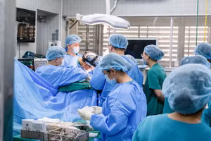 Ê-kíp thực hiện ca phẫu thuật.