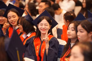 Sinh viên Trường Đại học Hùng Vương TPHCM tại lễ trao bằng tốt nghiệp. 