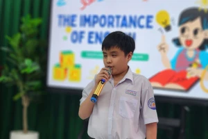 Nguyễn Hoàng Anh, thí sinh bảng Hòa nhập dạt giải Nhất với chủ đề "English: My Bridge to the World" (Tiếng Anh: Cây cầu kết nối tôi với thế giới).