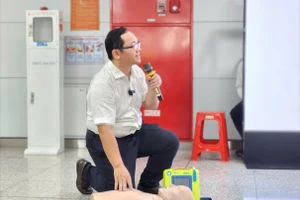 TS.BS Huỳnh Quang Đại, khoa Hồi sức tích cực – Chống độc, Bệnh viện Nhân dân Gia Định, thực hành tại buổi huấn luyện.