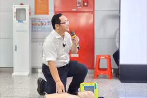 TS.BS Huỳnh Quang Đại, khoa Hồi sức tích cực – Chống độc, Bệnh viện Nhân dân Gia Định, thực hành tại buổi huấn luyện.