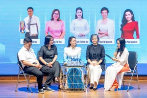 Các diễn giả chia sẻ trong phần toạ đàm.