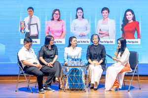 Các diễn giả chia sẻ trong phần toạ đàm.