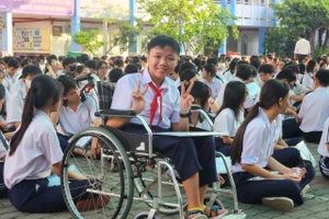 Mai Xuân Triều, học sinh lớp 9A1, Trường THCS Phan Đăng Lưu tại điểm thi. (Ảnh: L.N)