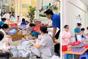 Những túi thuốc được đóng gói gửi đến người dân vùng bão lũ. 