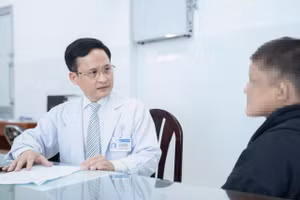 TS.BS Lê Hữu Phước – Phó khoa Viêm gan, thăm khám cho bệnh nhân. 