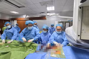 Các bác sĩ thực hiện phẫu thuật. (Ảnh: BVCC)