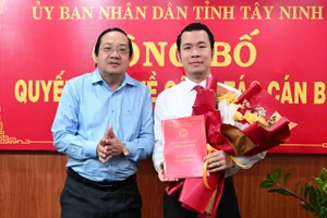 Ông Trương Tấn Sơn (phải) nhận quyết định bổ nhiệm.