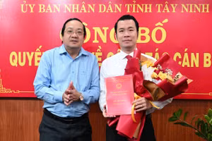 Ông Trương Tấn Sơn (phải) nhận quyết định bổ nhiệm.