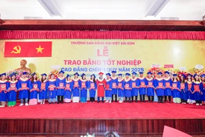 Trường CĐ Đại Việt Sài Gòn tổ chức Lễ trao bằng Tốt nghiệp.