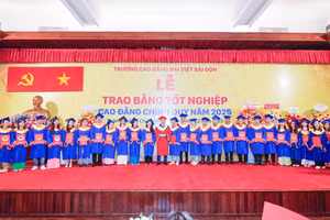 Trường CĐ Đại Việt Sài Gòn tổ chức Lễ trao bằng Tốt nghiệp.