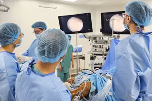 Các bác sĩ thực hiện phẫu thuật cho bệnh nhân. (Ảnh: BVCC)