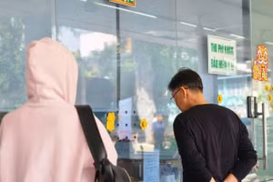 Người dân làm thủ tục khám bảo hiểm y tế. 