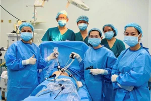 Ekip phẫu thuật nội soi cấp cứu cho một trường hợp thai ngoài tử cung bị vỡ.