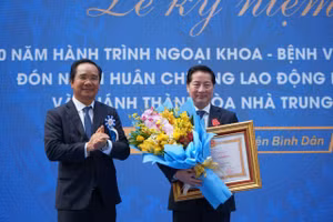 Ông Nguyễn Văn Được, Ủy viên Trung ương Đảng, Phó Bí thư Thành ủy, Chủ tịch UBND TPHCM trao Huân chương Lao động hạng Ba cho PGS.TS.BS Trần Vĩnh Hưng - Giám đốc Bệnh viện Bình Dân.
