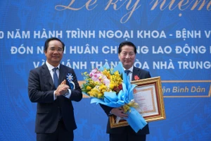 Ông Nguyễn Văn Được, Ủy viên Trung ương Đảng, Phó Bí thư Thành ủy, Chủ tịch UBND TPHCM trao Huân chương Lao động hạng Ba cho PGS.TS.BS Trần Vĩnh Hưng - Giám đốc Bệnh viện Bình Dân.