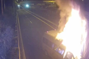 Xe cứu thương bốc cháy lúc 00h14 ngày 18/12. 