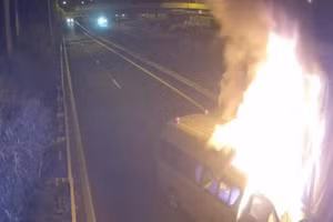 Xe cứu thương bốc cháy lúc 00h14 ngày 18/12. 