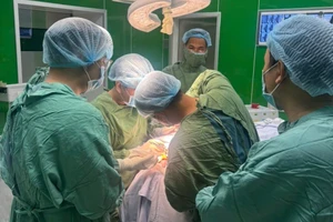 Ekip thực hiện phẫu thuật. 
