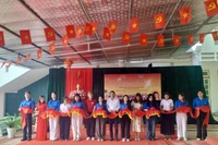 Các đại biểu cắt băng khánh thành sân chơi âm nhạc.