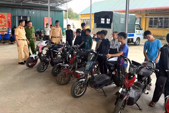 Hàng chục xe đạp điện đã "độ chế" được CSGT Đắk Lắk tuyên truyền, hướng dẫn trả về nguyên hiện trạng. (Ảnh: TT)