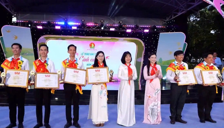 Thầy Trịnh Hoàng Thám tại lễ trao giải Cánh én hồng. gen-n-thay-tham-3.jpg