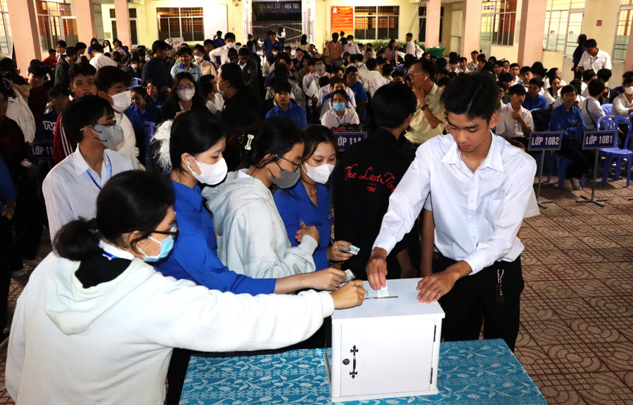 Cán bộ, học viên Trung tâm GDTX tỉnh Cà Mau ủng hộ đồng bào miền Trung, Tây Nguyên bị thiên tai, bão lũ.