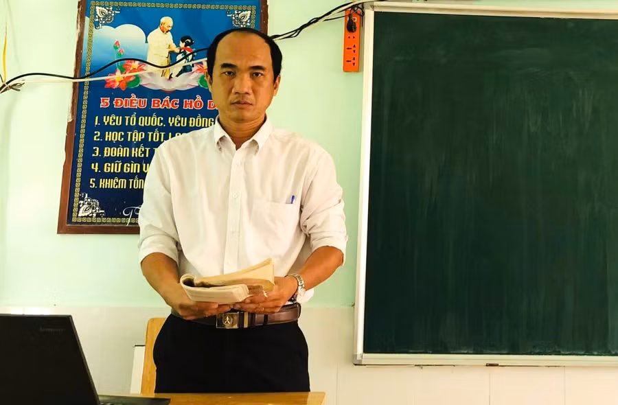 Thầy Đặng Chí Giang trên bục giảng.