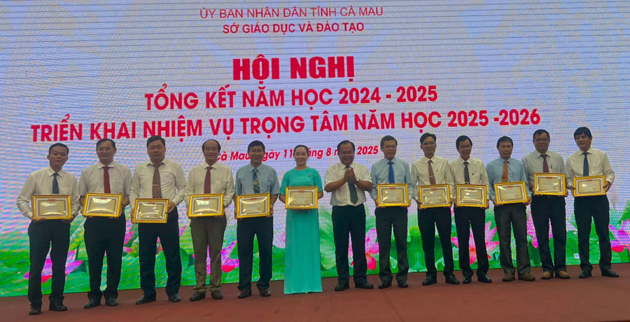 12 tập thể được trao tặng danh hiệu Lao động xuất sắc. gen-h-tong-ket-nam-hoc-4.jpg
