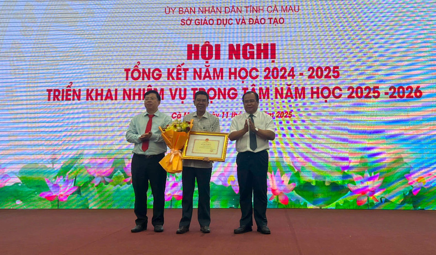 Ông Nguyễn Thanh Luận (giữa), nguyên Giám đốc Sở GD&ĐT Cà Mau nhận bằng khen của Bộ GD&ĐT. gen-h-tong-ket-nam-hoc-5.jpg