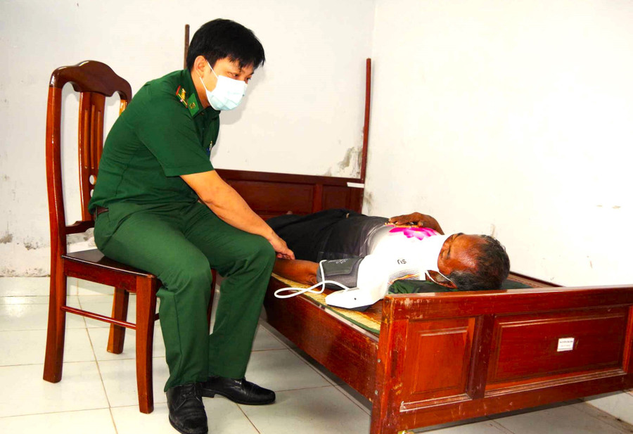 Quân y Đồn Biên phòng Khánh Hội chăm sóc sức khỏe cho thuyền viên gặp nạn trên biển. (Ảnh: Hoàng Tá) 505401103-687842187434814-8476195160037726317-n.jpg