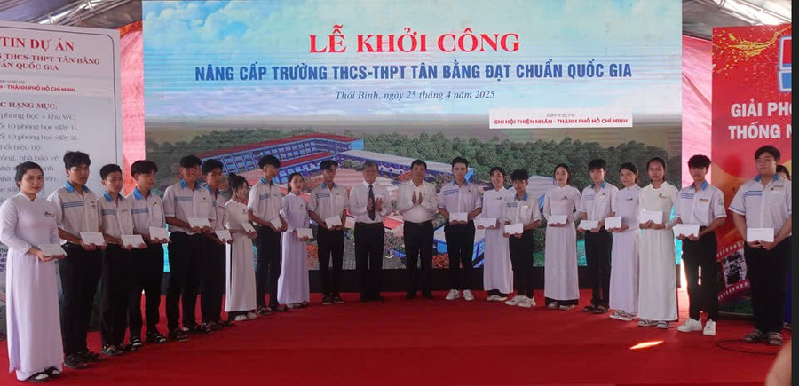 Học sinh nghèo nhận học bổng tại lễ khởi công.