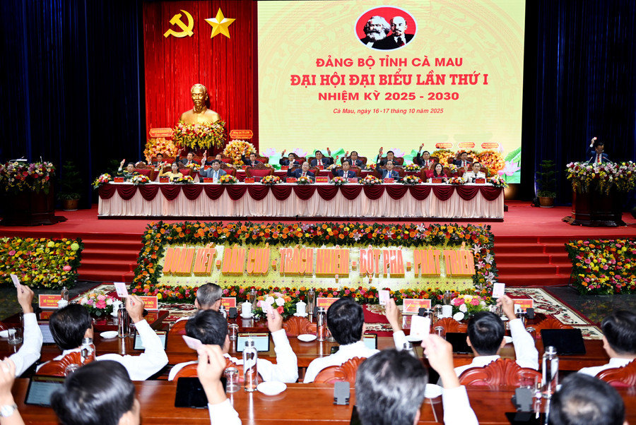 Đại biểu biểu quyết bầu Đoàn Thư ký đại hội. dai-hoi-7.jpg