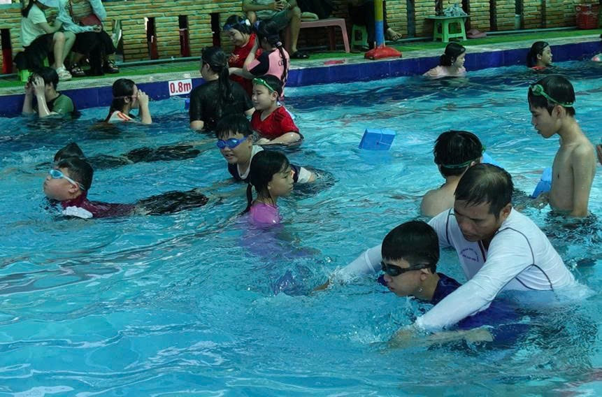 Học sinh được phổ cập kỹ năng bơi lội.