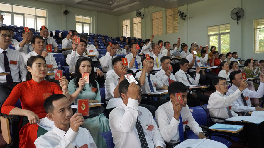 Đại biểu biểu quyết. dsc6238.jpg
