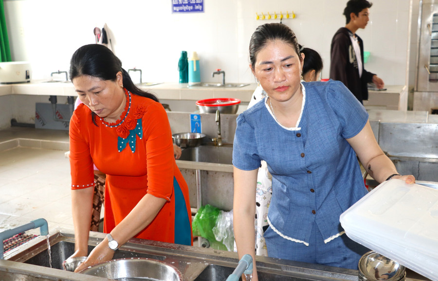 Cán bộ, giáo viên vừa ra tiết vội chạy xuống phụ rửa chén. truong-dan-toc-8.jpg