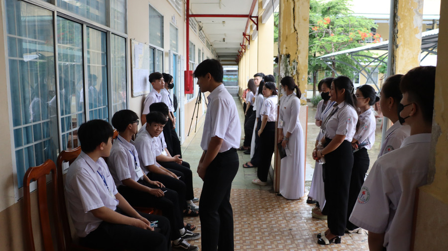 Thí sinh chuẩn bị bước vào phòng thi làm thủ tục. img-3033.jpg