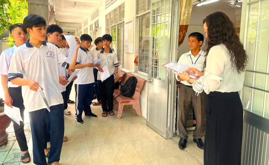 Thí sinh được gọi tên vào phòng thi. thi-sinh-ca-mau-30.jpg