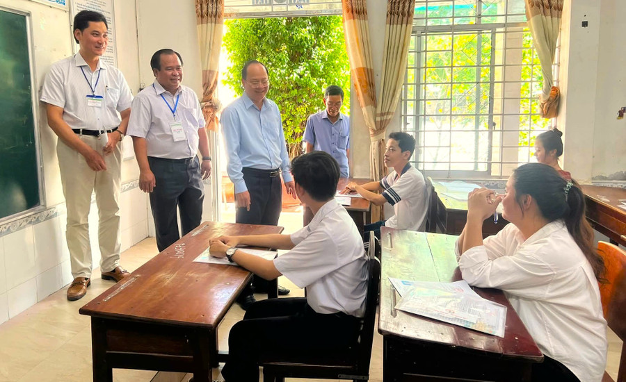 Ban chỉ đạo Kỳ thi tốt nghiệp THPT năm 2025 tỉnh Cà Mau kiểm tra việc bố trí phòng thi tại các điểm thi. thi-sinh-ca-mau-40.jpg