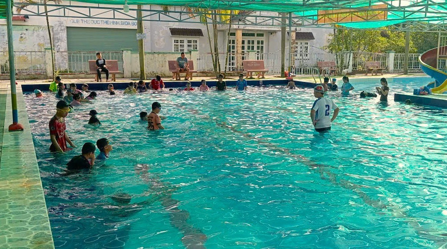 Học sinh học bơi tại một hồ bơi trong trường học. bao-dong-tinh-trang-tre-em-hoc-sinh-bi-duoi-nuoc-4.jpg