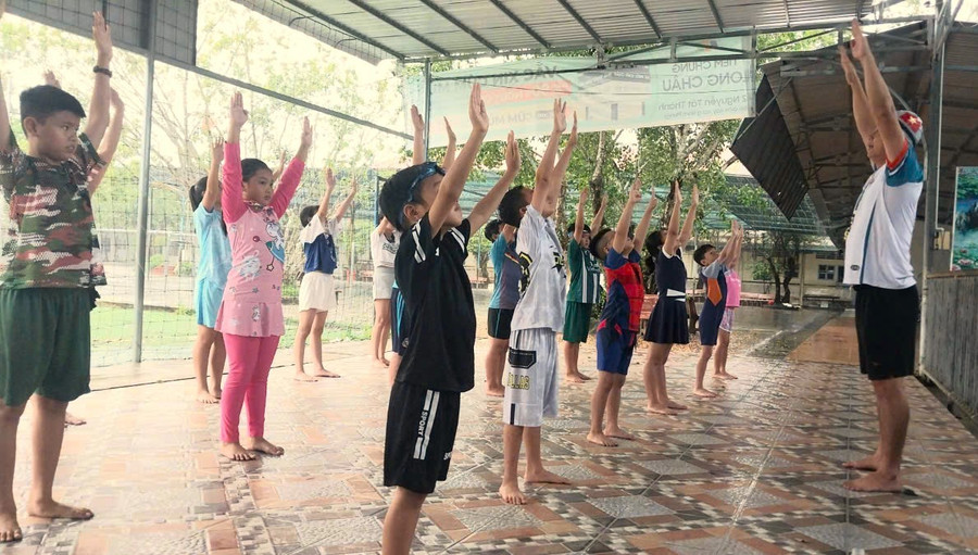 Học sinh khởi động trước khi học bơi. bao-dong-tinh-trang-tre-em-hoc-sinh-bi-duoi-nuoc-3.jpg