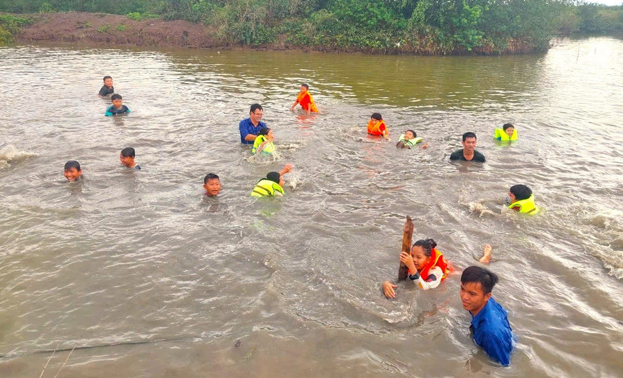 Lớp dạy bơi trong vuông tôm do anh Nguyễn Minh Thái tổ chức. bao-dong-tinh-trang-tre-em-hoc-sinh-bi-duoi-nuoc-1.jpg
