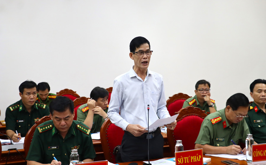 Đại diện Sở Tư pháp phát biểu ý kiến tại cuộc họp. iuu-2.jpg