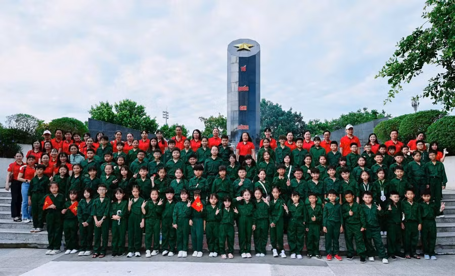 Thầy trò Trường Tiểu học Phùng Ngọc Liêm viếng nghĩa trang, tri ân các anh hùng, liệt sĩ.