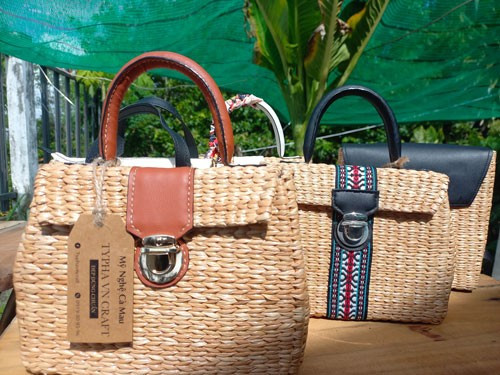 Sản phẩm túi xách được làm từ lá bồn bồn của chị Phạm Thị Hồng Nguyên. bon-bon-9.jpg