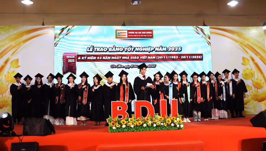 Sinh viên tốt nghiệp tại Trường Đại học Bình Dương phân hiệu Cà Mau tri ân thầy cô.