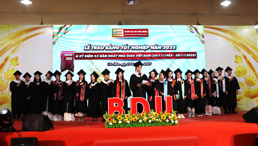 Sinh viên tốt nghiệp tại Trường Đại học Bình Dương phân hiệu Cà Mau tri ân thầy cô.