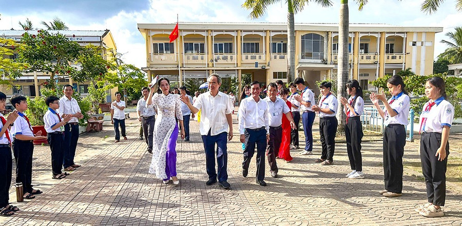 Ông Nguyễn Thiện Nhân, nguyên Ủy viên Bộ Chính trị, nguyên Chủ tịch Ủy ban Trung ương MTTQVN; nguyên Phó Thủ tướng Chính phủ, nguyên Bộ trưởng Bộ GD&ĐT thăm Trường THCS Nguyễn Thiện Thành. nguyen-pho-thu-tuong-1.jpg