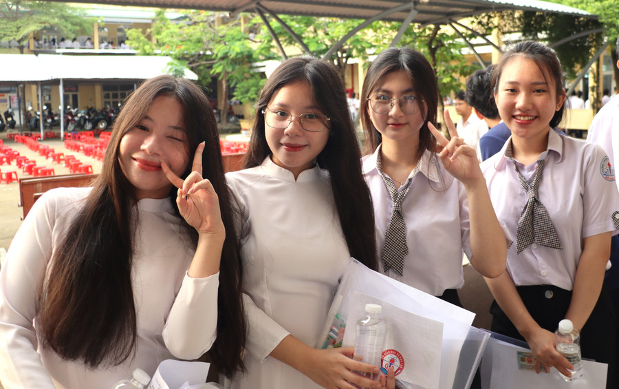 Thí sinh Cà Mau chuẩn bị bước vào phòng thi. thi-mon-van-1.jpg