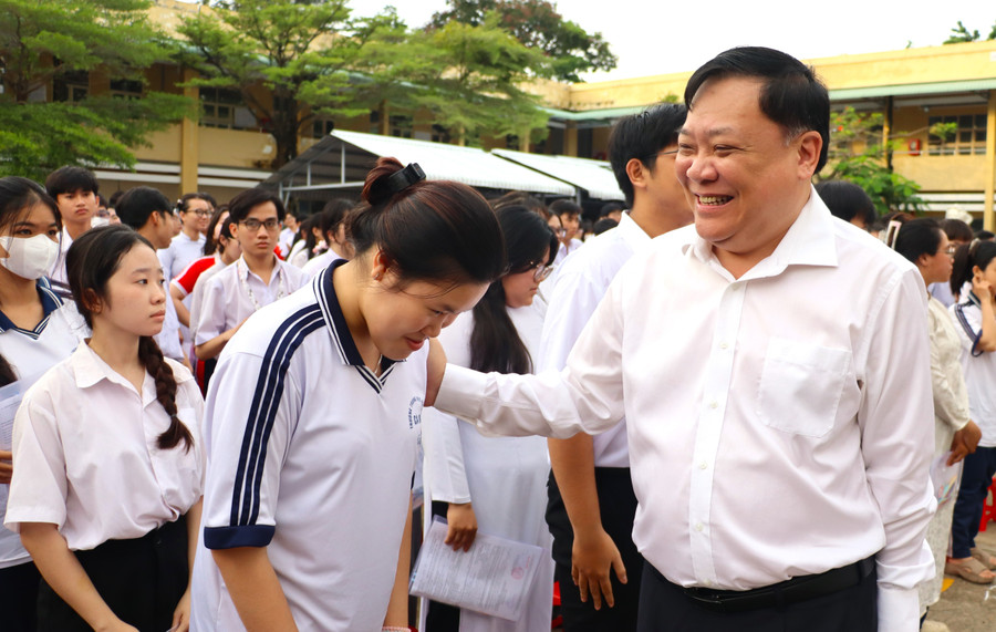 Chủ tịch UBND tỉnh Cà Mau Phạm Thành Ngại động viên thí sinh. thi-mon-van-2.jpg